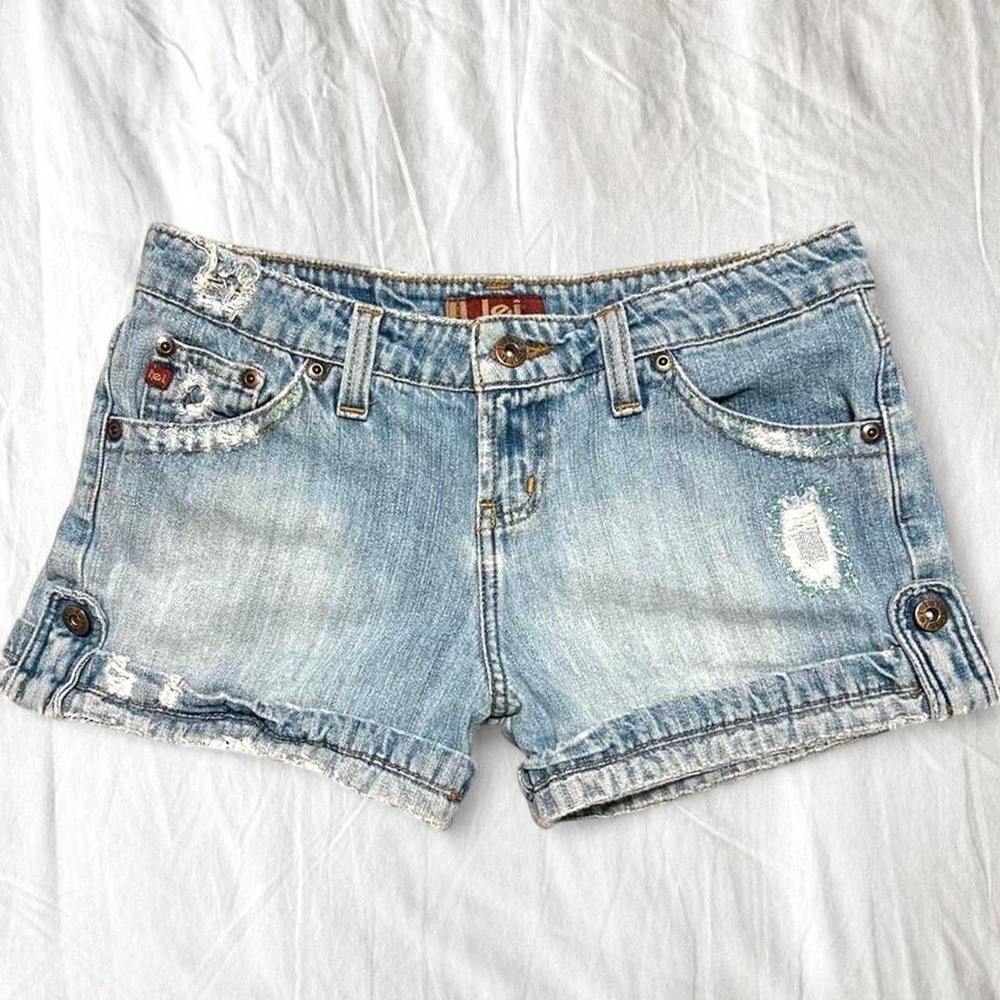 2000s L.E.I. light wash low rise distressed denim shorts